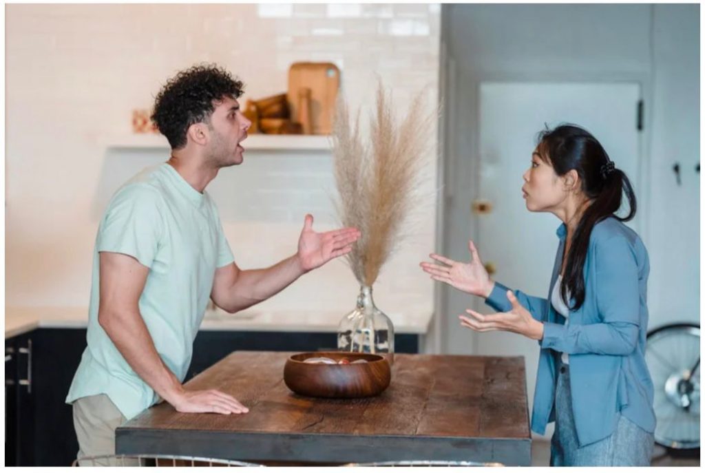 Cómo saber si necesitas terapia de pareja espacio calma pareja discutiendo