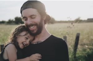 El Rol de los Padres en la Actualidad: Más Allá de los Estereotipos Tradicionales padre e hija