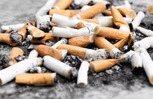 Mi pareja fuma y no lo soporto: cómo compatibilizar hábitos diferentes en la relación colillas cigarrillos