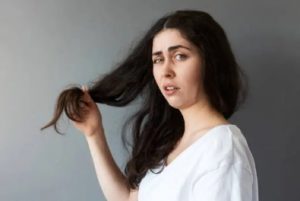 Qué es la tricotilomanía: causas, síntomas y tratamiento espacio calma mujer pelo