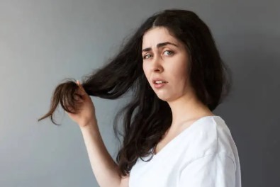 Qué es la tricotilomanía: causas, síntomas y tratamiento espacio calma mujer pelo