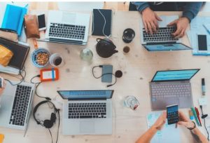 Ansiedad de alto funcionamiento: cuando la productividad esconde el malestar emocional espacio calma gente trabajando ansiedad
