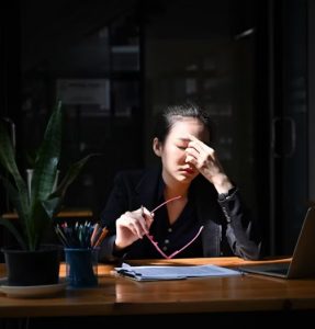 Ansiedad de alto funcionamiento: cuando la productividad esconde el malestar emocional espacio calma mujer con ansiedad