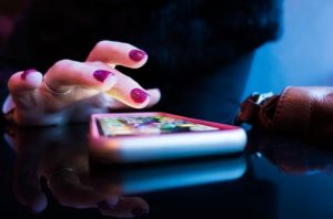 Las mejores apps para controlar la ansiedad Espacio calma terapia mano móvil app ansiedad