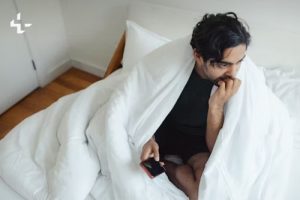 Ansiedad y gratificación inmediata: estrategias para calmar la mente Espacio calma terapia hombre sábanas