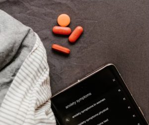 Ansiedad y gratificación inmediata: estrategias para calmar la mente Espacio calma terapia pastillas