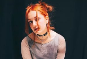 Mujeres adultas con TEA: diagnóstico, experiencias y apoyo terapéutico Espacio calma mujer pelirroja