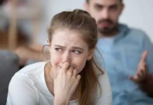 parejas altamente conflictivas espacio calma mujer llorando