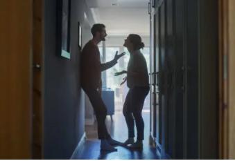 parejas altamente conflictivas espacio calma pareja discutiendo