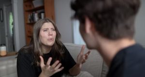 Cómo gestionar el estrés y la ansiedad dentro de la pareja espacio calma mujer y hombre discutiendo