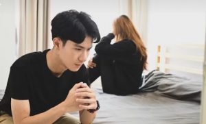 Cómo gestionar el estrés y la ansiedad dentro de la pareja espacio calma chico y chica frustrados después de discusión