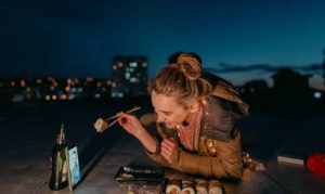 Relaciones a distancia: cómo mantenerlas, retos y claves para que funcionen espacio calma cita cena a distancia