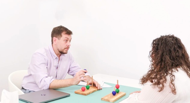 diagnóstico TEA autismo espacio calma doctor y chica test